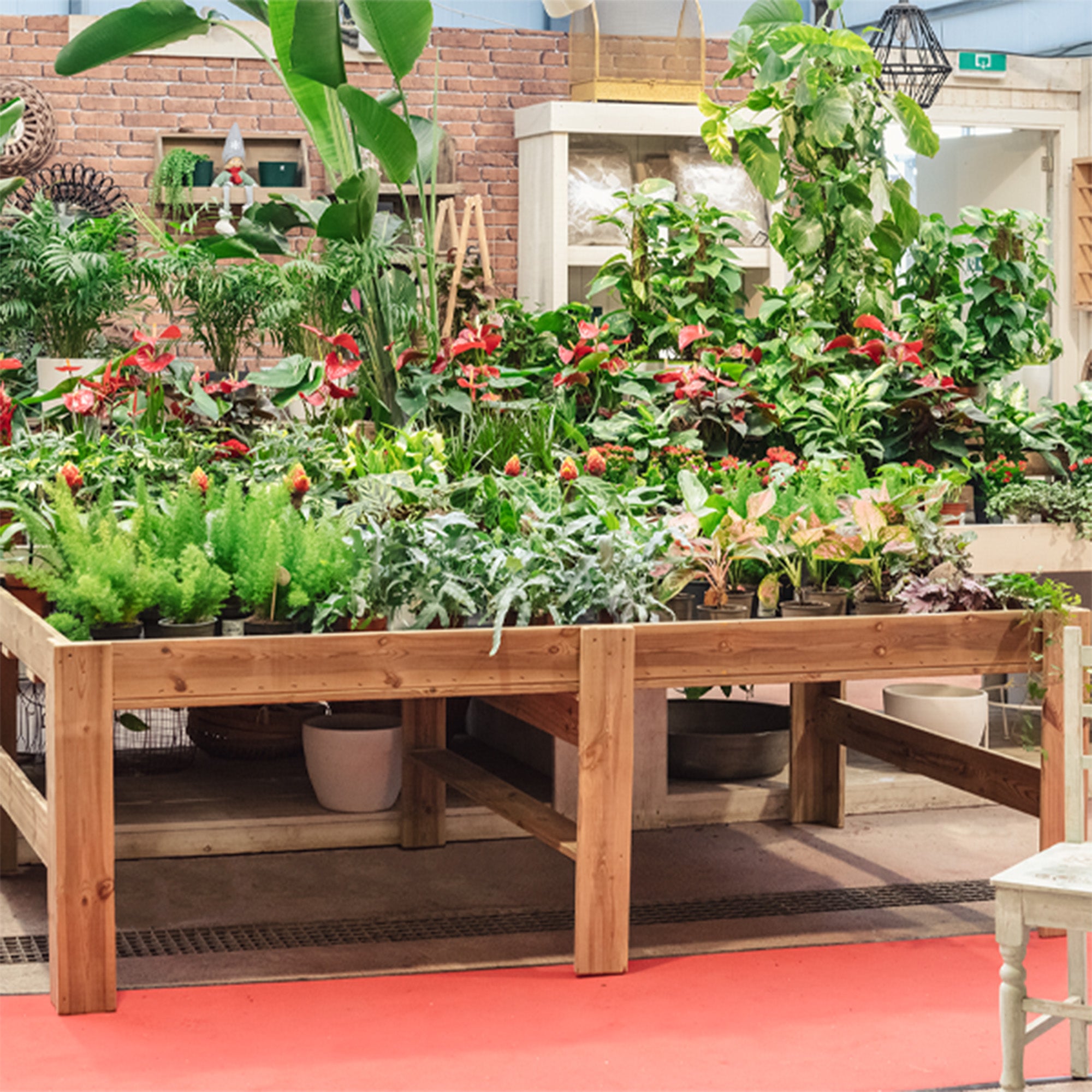 Mesa expositora Blossom, ideal para presentar productos de manera organizada y atractiva.