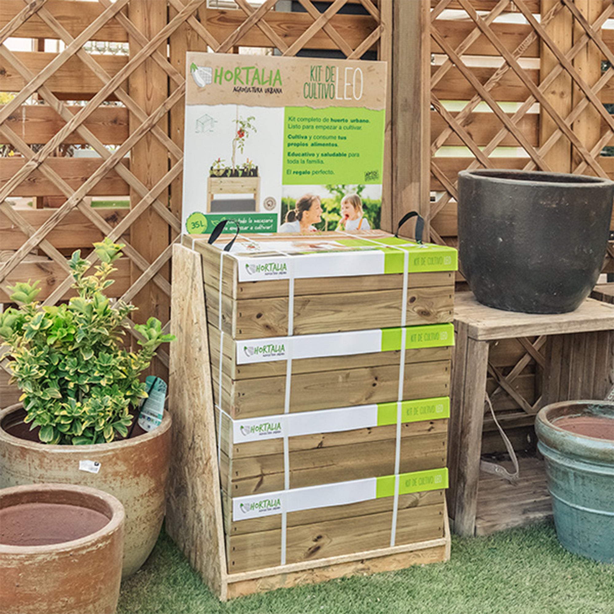 Expositor Kit de cultivo Leo, diseñado para organizar y mostrar productos de jardinería de manera eficiente.