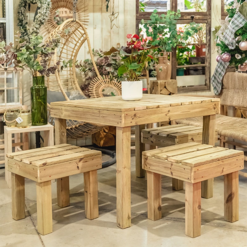 Expositor de madera LAPLAND, diseñado para exhibir productos en entornos comerciales.
