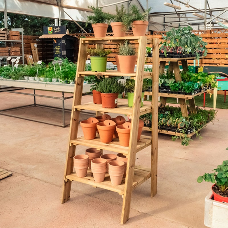 Estantería de madera Marion, ideal para exhibir y organizar objetos en espacios interiores.