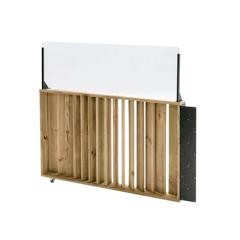 Barandilla abatible de madera, ideal para separar espacios en colectividades y hosteleria. Medidas 120x12x120 cm.