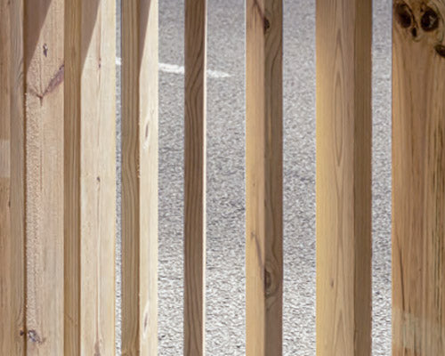 Barandilla fija de madera de 75x12x75 cm, ideal para separar espacios en colectividades y hostelería.