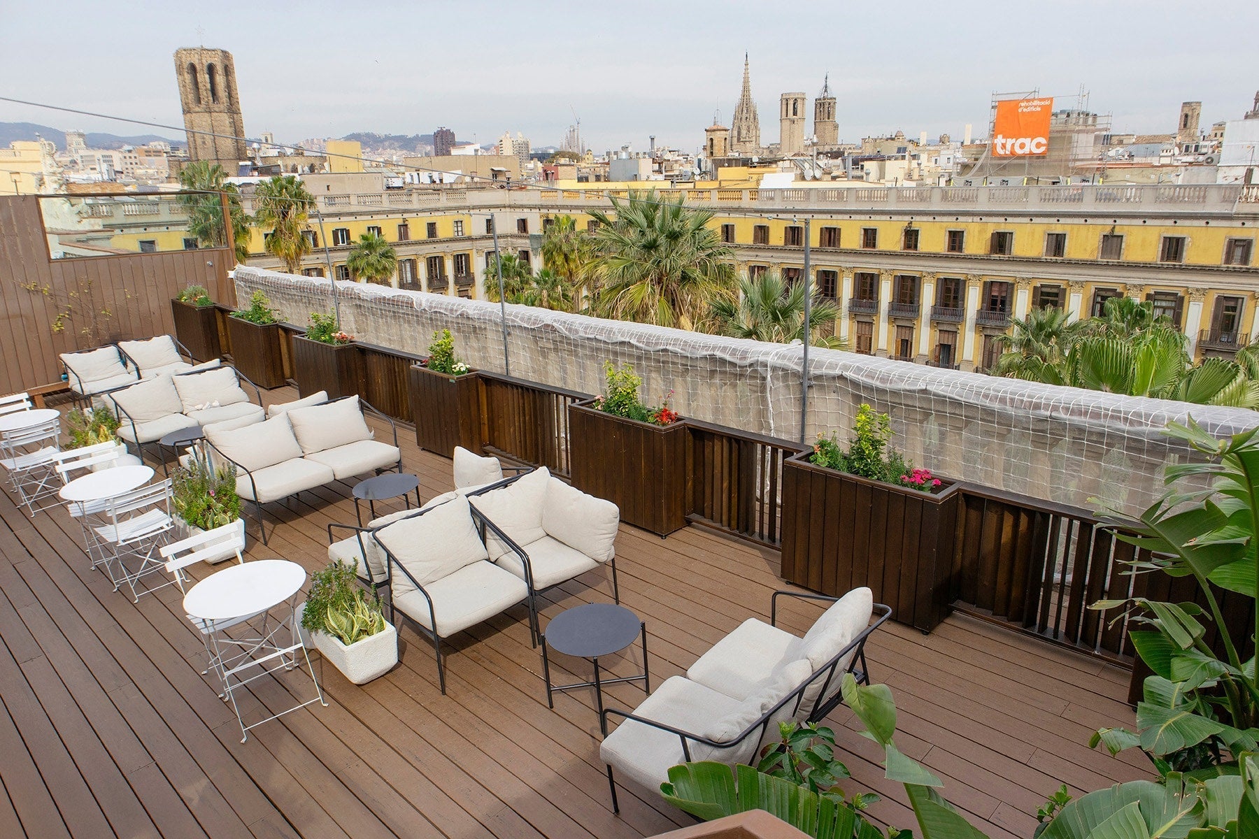 Transformación del Rooftop de Kabul Hostel con los separadores de ambientes Claustra