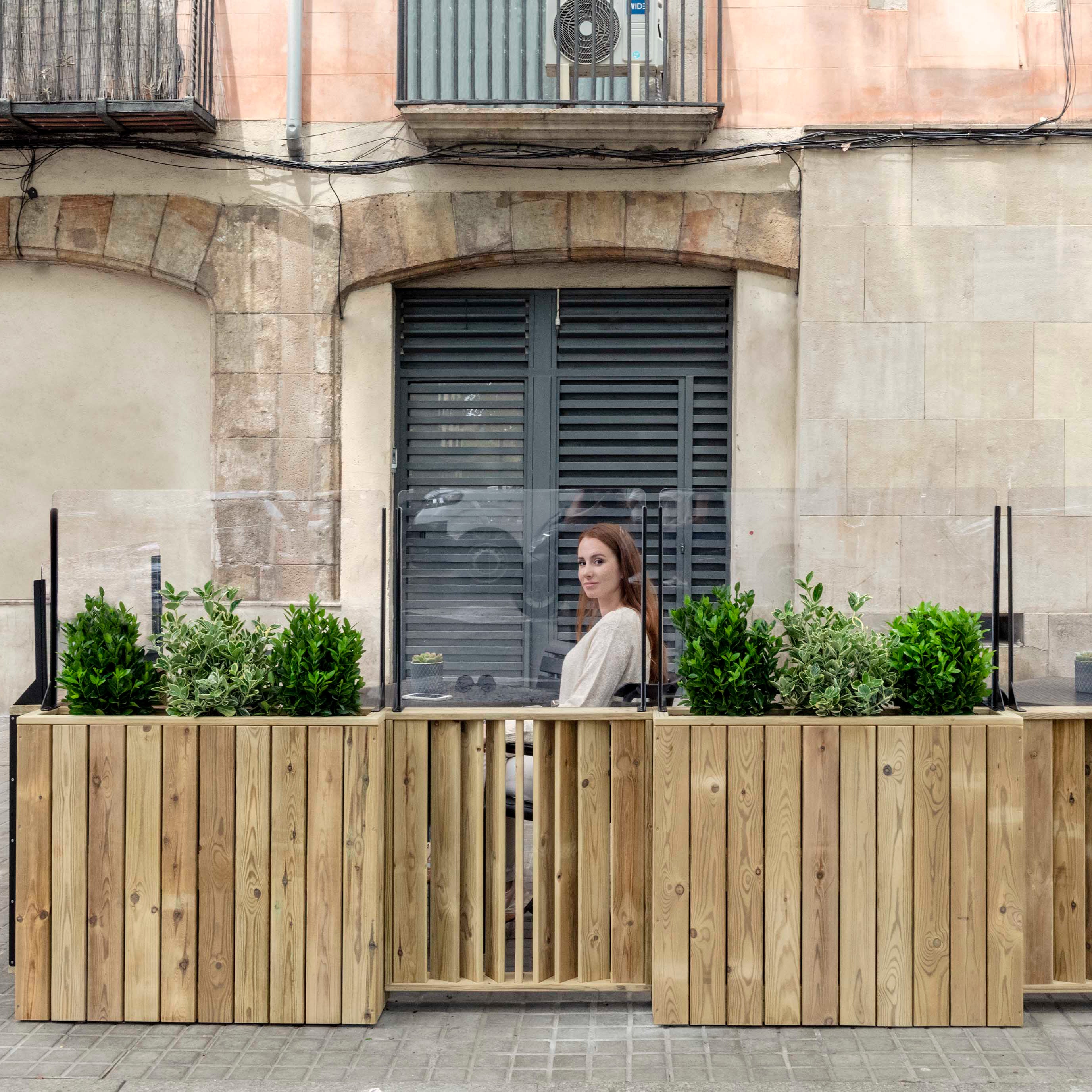 Jardinera de madera fija autoportante con paraviento 100x44.5x140