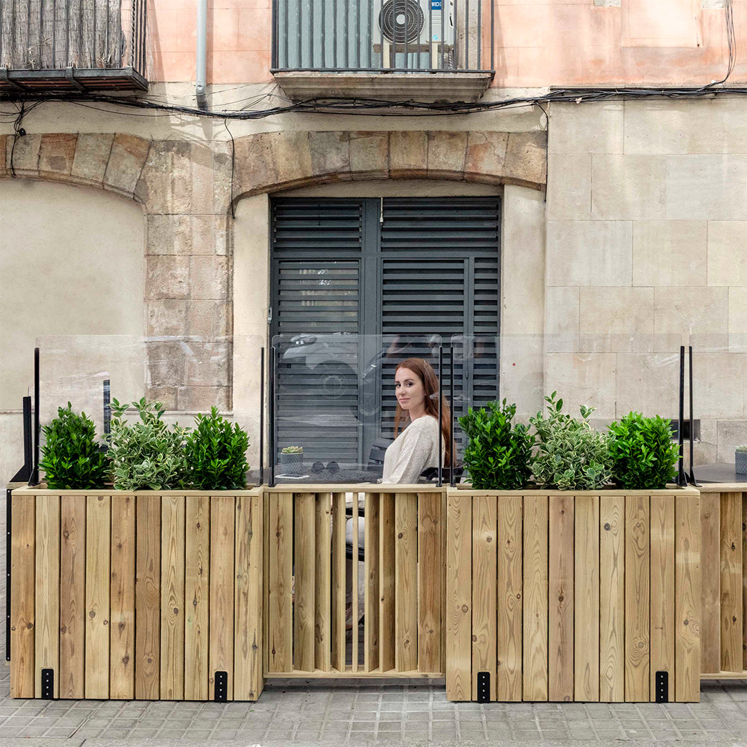 Jardinera de madera fija anclada al suelo con paravientos 75x24x140