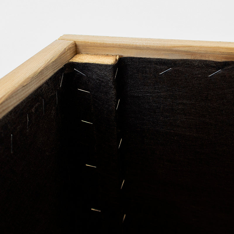 Jardinera cuadrada Pun de 35x35x40 cm, ideal para cultivar plantas y flores en espacios reducidos.