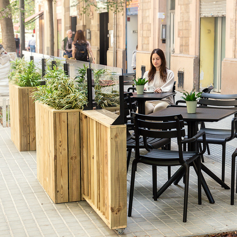 Barandilla abatible de madera, ideal para separar espacios en terrazas y áreas de hostelería. Medidas 75x12x120 cm.