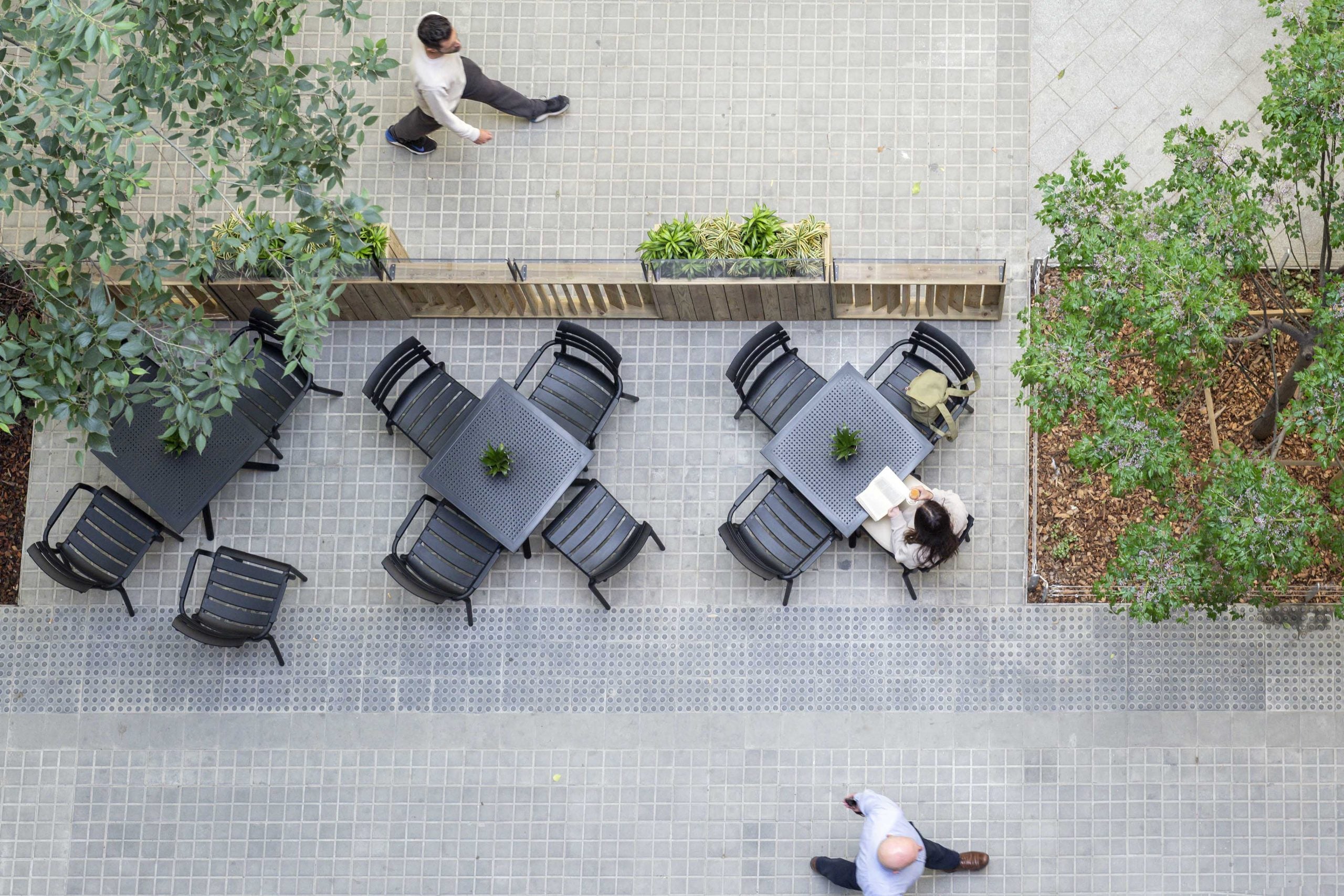 Barandilla abatible de madera de 100x12x120 cm, ideal para separar espacios en hosteleria y colectividades.