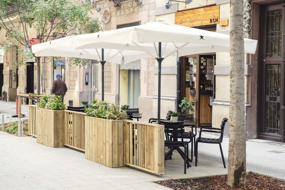 Barandilla abatible de madera, ideal para separar espacios en colectividades y hostelería. Medidas 75x12x80 cm.