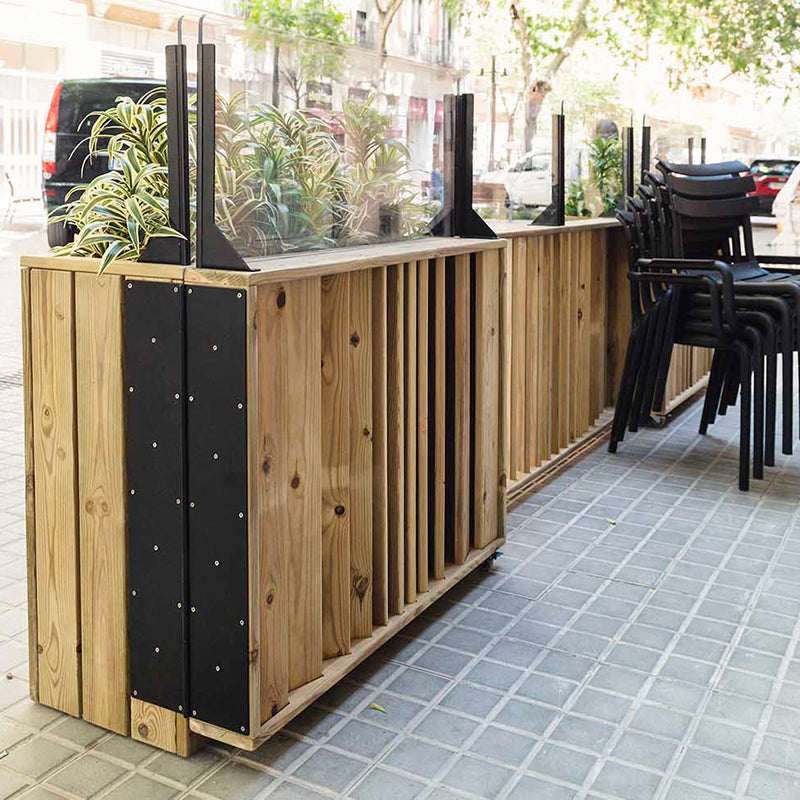 Jardinera de madera fija autoportante con paraviento, ideal para separar espacios en terrazas y jardines.