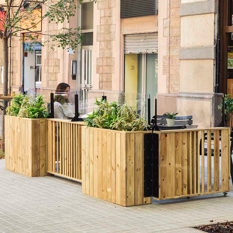 Jardinera de madera fija autoportante con paraviento, ideal para separar espacios en terrazas y jardines.
