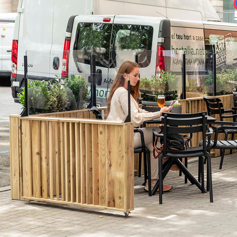 Jardinera de madera fija autoportante con paraviento, ideal para separar espacios en terrazas y jardines.