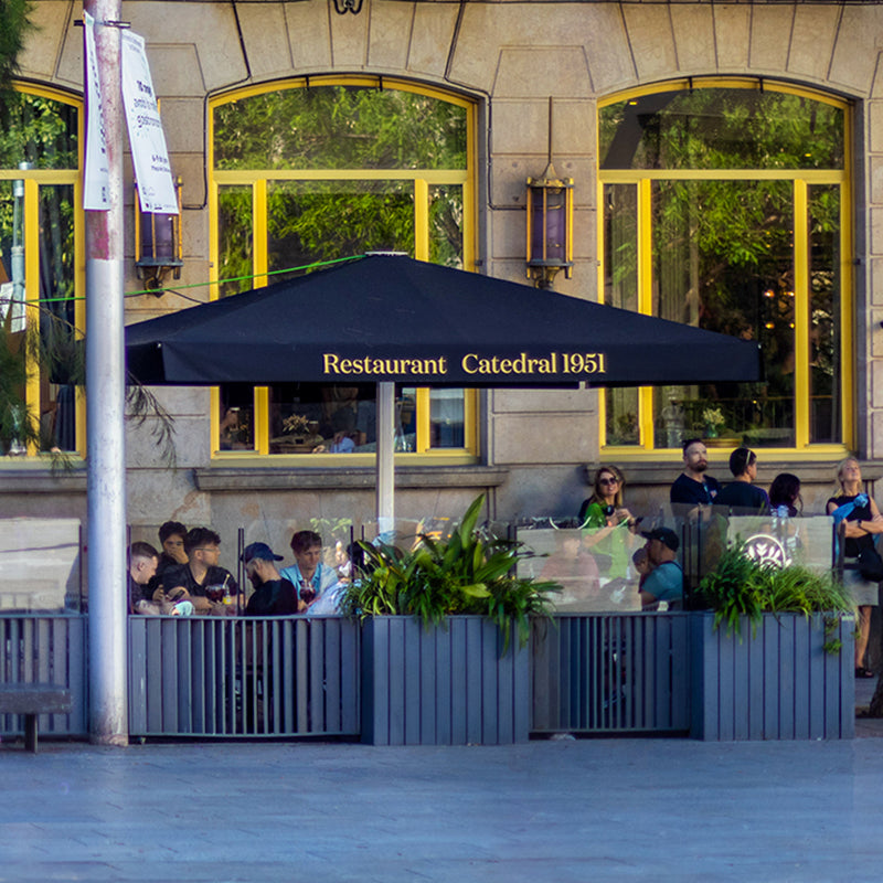 Jardinera de madera fija autoportante, ideal para separar espacios en terrazas y jardines. Medidas 100x34x80 cm.