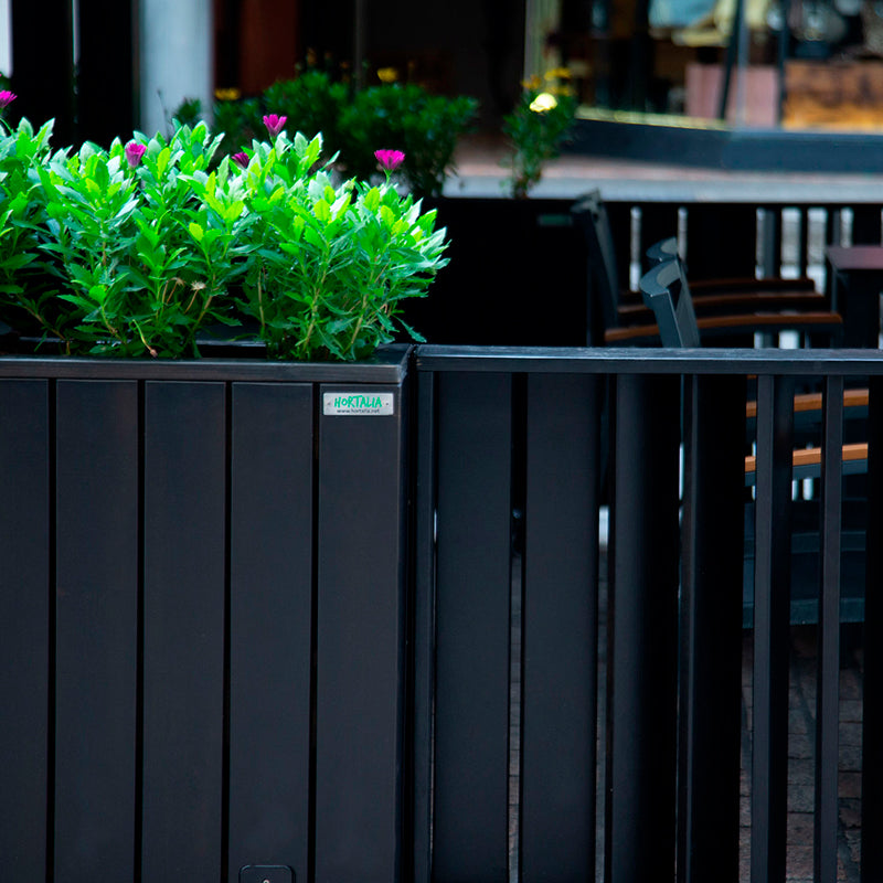 Jardinera de madera fija autoportante de 100x34x80 cm, ideal para separar espacios en terrazas y jardines.