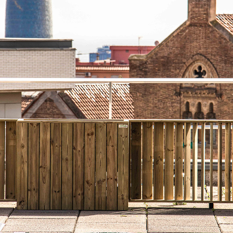 Jardinera de madera fija autoportante, ideal para separar espacios en terrazas y jardines. Medidas 100x34x80 cm.