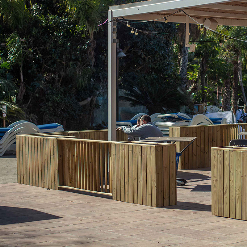 Jardinera de madera fija autoportante, ideal para separar espacios en terrazas y jardines. Dimensiones 100x44x80 cm.