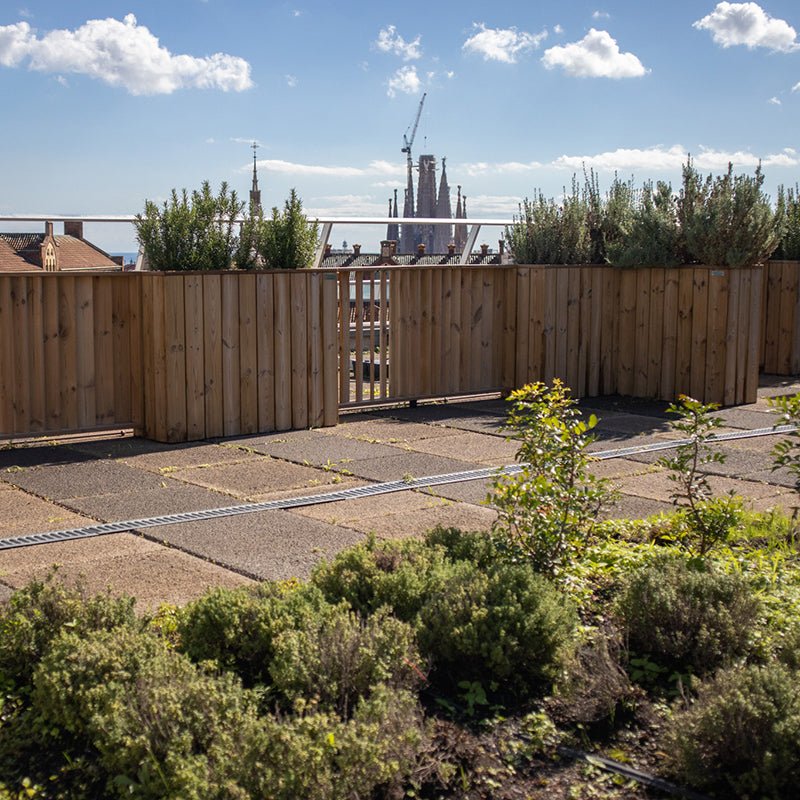 Jardinera de madera fija autoportante de 100x44x80 cm, ideal para separar espacios en terrazas y jardines.