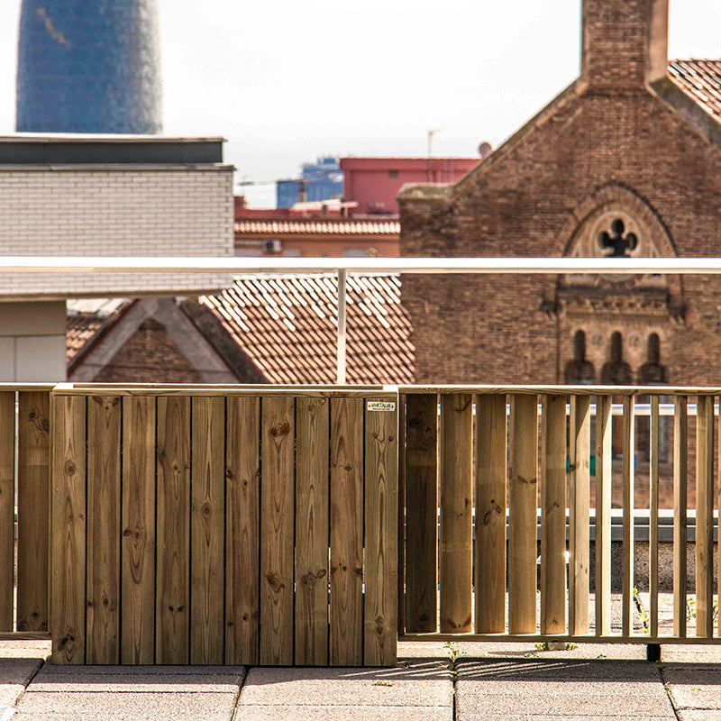 Jardinera de madera fija autoportante, ideal para separar espacios en terrazas y jardines. Medidas 100x44x80 cm.