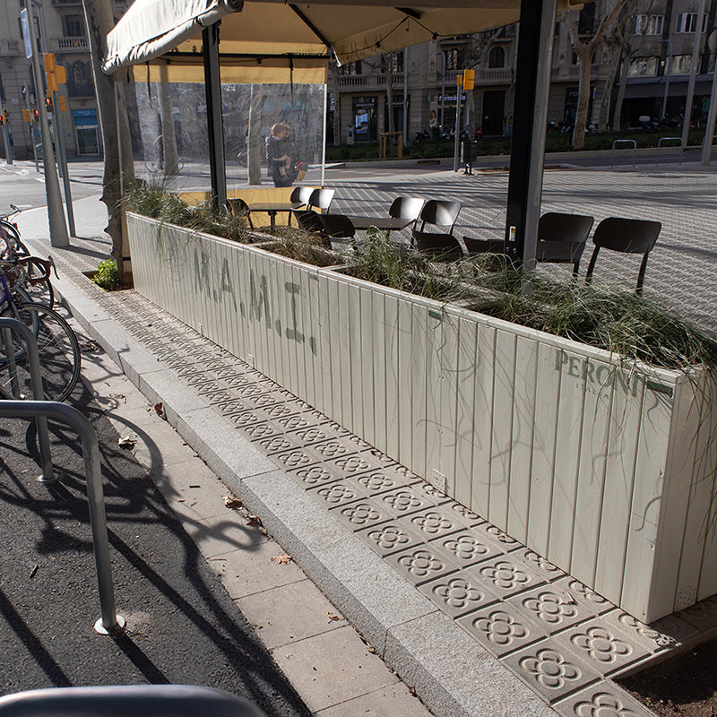 Jardinera de madera fija autoportante, ideal para separar espacios en terrazas y jardines. Medidas 100x44x80 cm.
