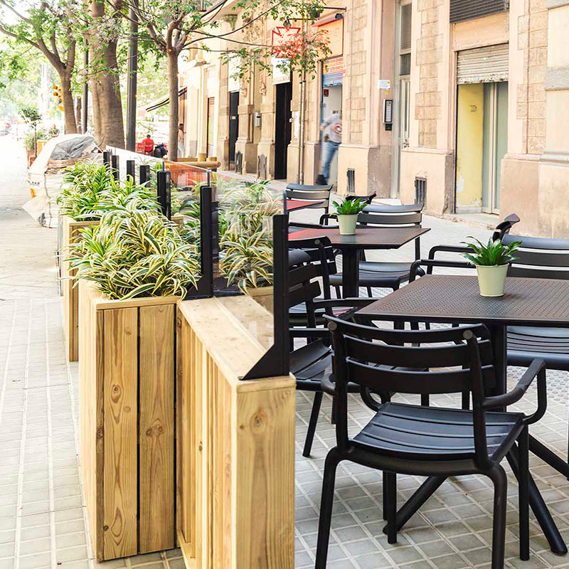 Jardinera de madera fija anclada al suelo con paravientos, ideal para separar espacios en exteriores. Dimensiones 100x24x120.