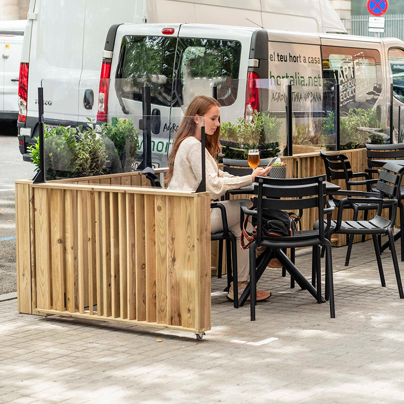 Jardinera de madera fija anclada al suelo con paravientos, ideal para separar espacios en exteriores. Medidas 100x24x120.