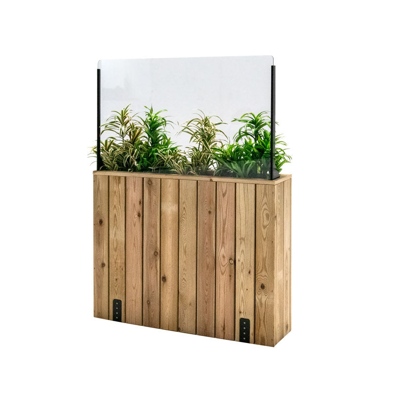 Jardinera de madera fija anclada al suelo con paravientos, ideal para separar espacios en exteriores.