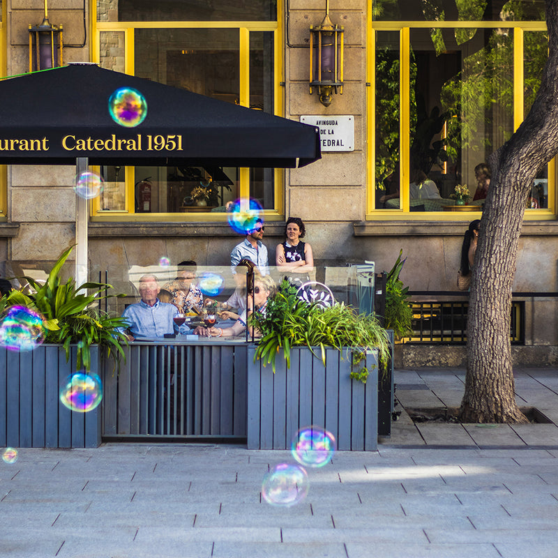 Jardinera de madera fija anclada al suelo, ideal para separar espacios en terrazas y jardines. Medidas 100x24x80 cm.