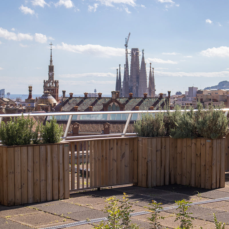 Jardinera de madera fija anclada al suelo, ideal para separar espacios en jardines y terrazas. Medidas 100x24x80 cm.