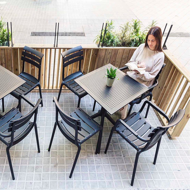 Jardinera de madera fija autoportante con paravientos, ideal para separar espacios en exteriores. Medidas 75x34x120.