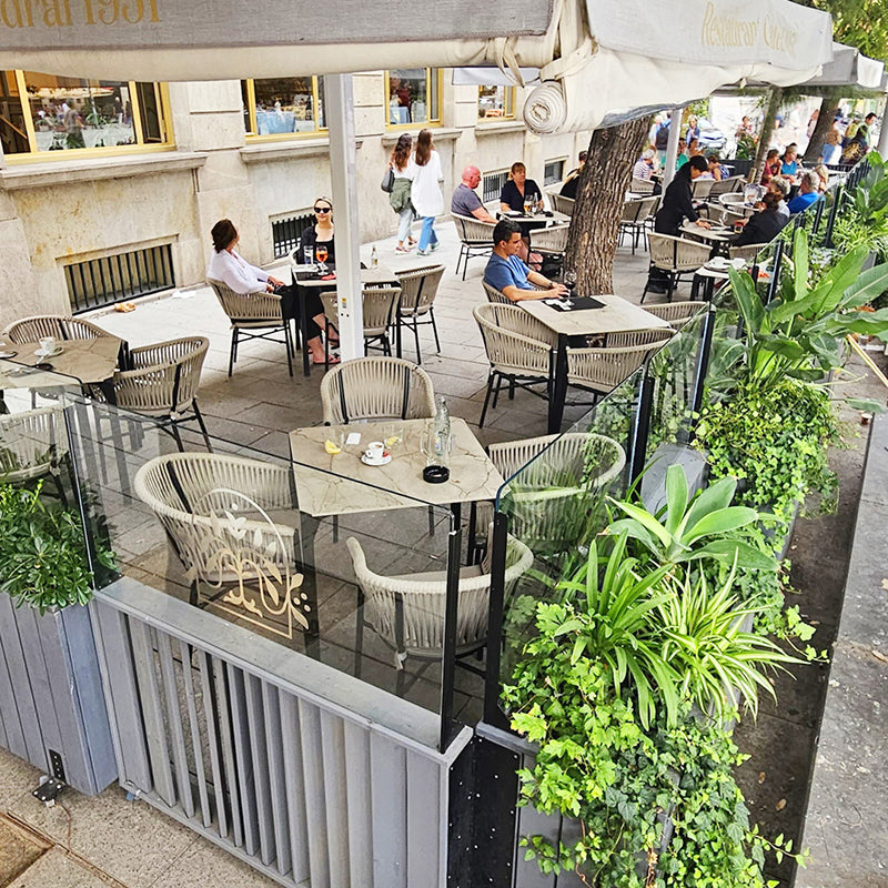 Jardinera de madera fija autoportante con paravientos, ideal para separar espacios en exteriores. Medidas 75x34x140 cm.