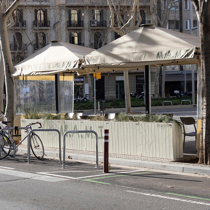 Jardinera de madera fija autoportante para separar espacios en terrazas y jardines, ideal para colectividades y hostelería.