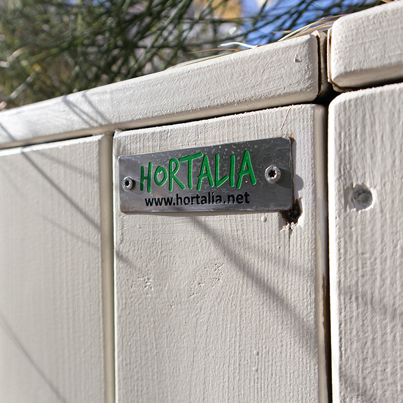 Jardinera de madera fija autoportante, ideal para separar espacios en terrazas y jardines. Dimensiones 75x34x80 cm.