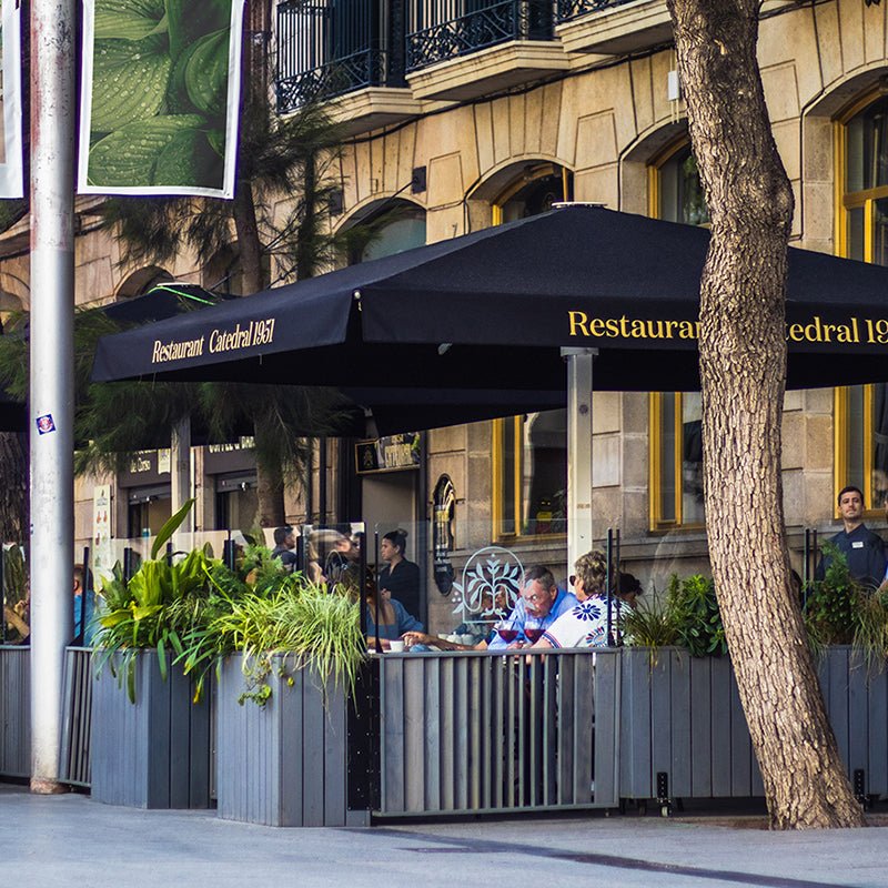 Jardinera de madera fija autoportante, ideal para separar espacios en terrazas y jardines. Dimensiones 75x34x80 cm.