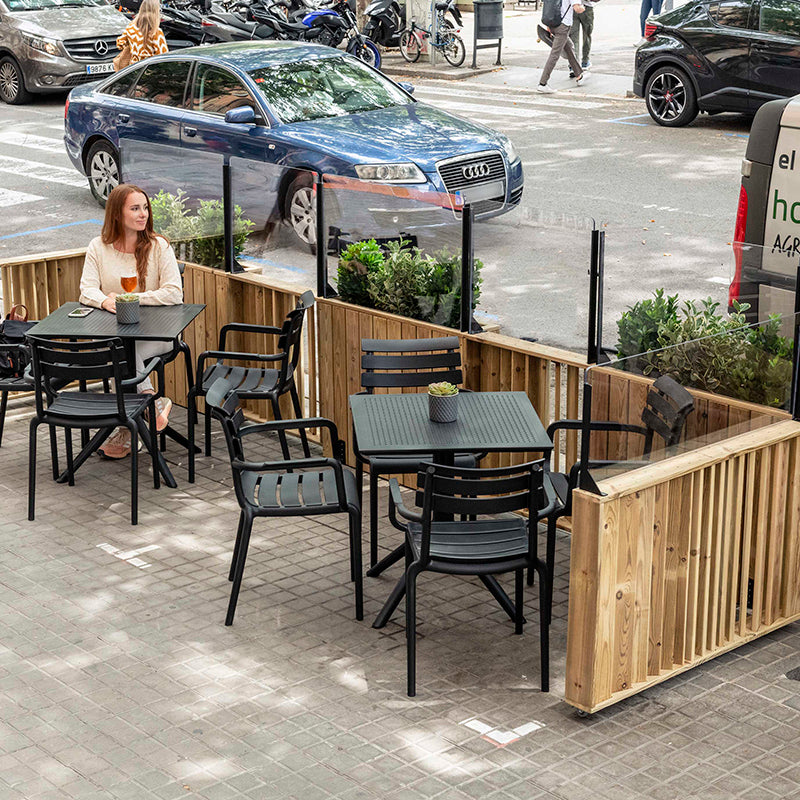 Jardinera de madera fija autoportante con paravientos, ideal para separar espacios en terrazas y jardines.