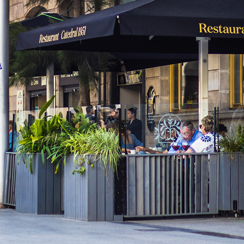 Jardinera de madera fija autoportante, ideal para separar espacios en terrazas y jardines. Medidas 75x44x80 cm.