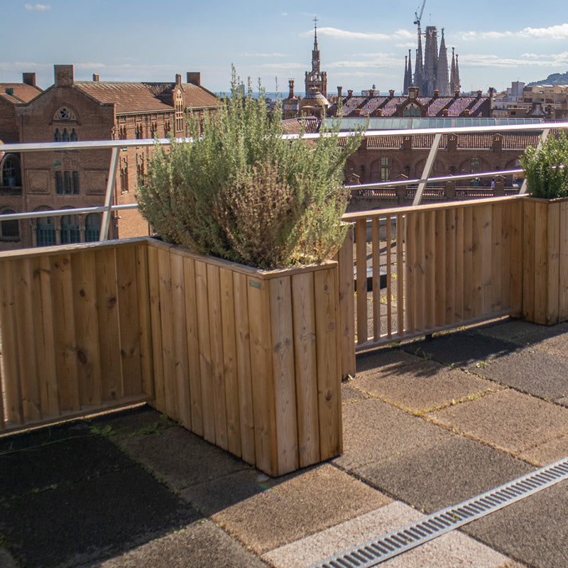 Jardinera de madera fija autoportante, ideal para separar espacios en jardines y terrazas. Medidas 75x44x80 cm.