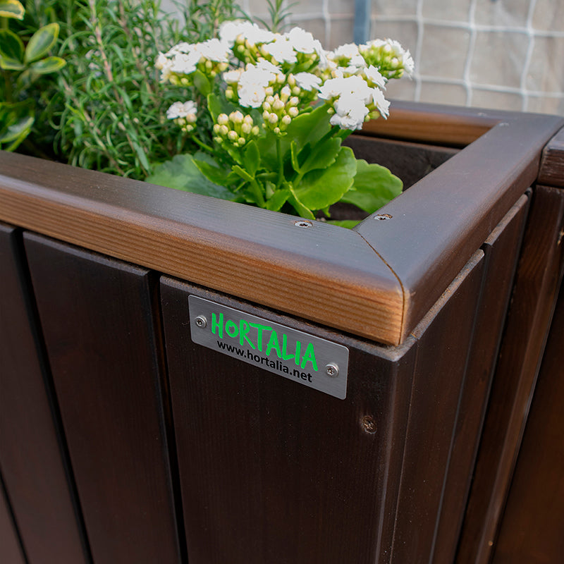 Jardinera de madera fija autoportante, ideal para separar espacios en terrazas y jardines. Medidas 75x44x80 cm.