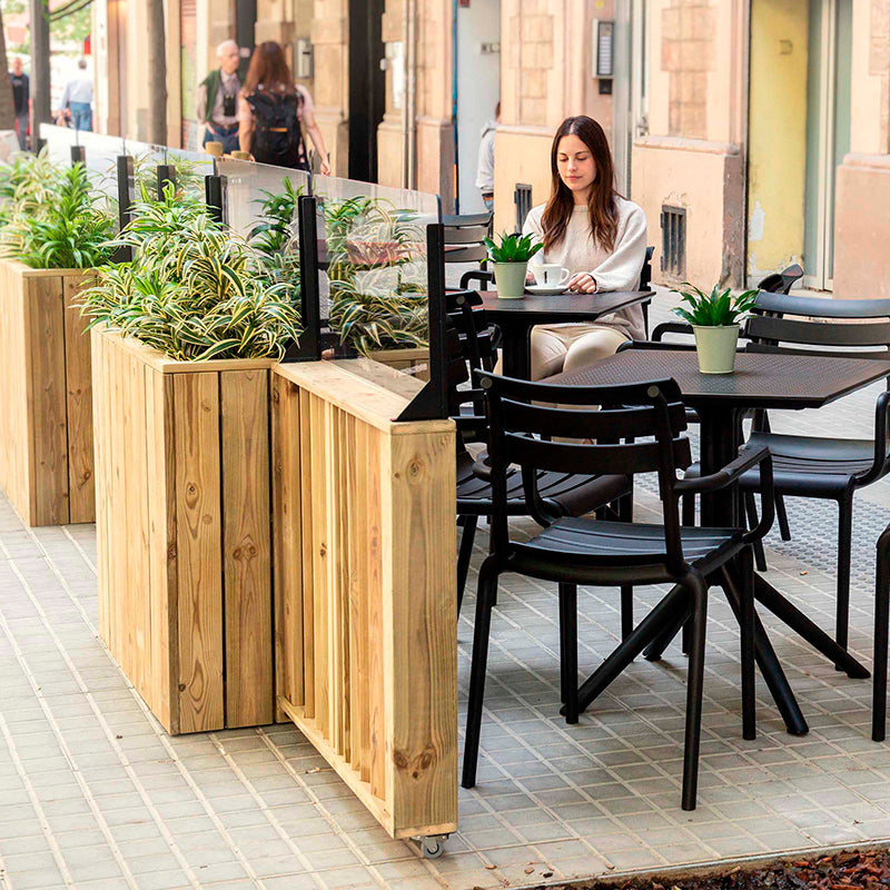 Jardinera de madera fija anclada al suelo con paravientos, ideal para separar espacios en terrazas y jardines.