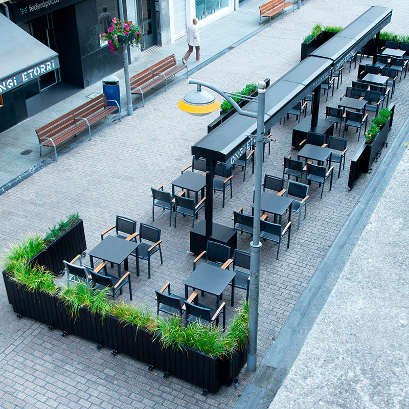 Jardinera de madera con ruedas, ideal para separar espacios en terrazas y jardines. Medidas 75x24x80 cm.