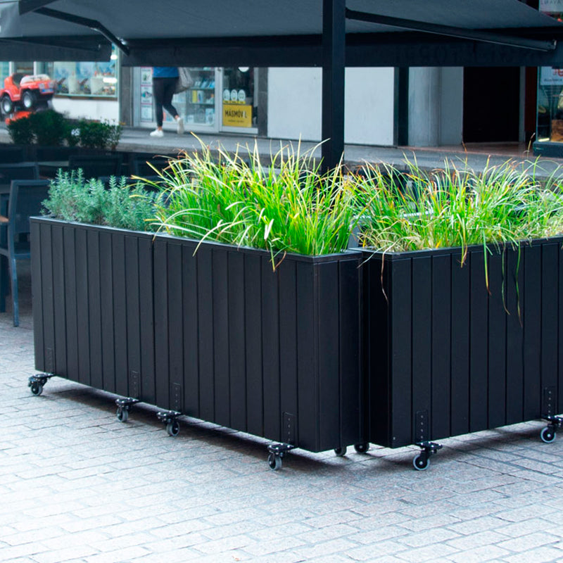 Jardinera de madera con ruedas, ideal para separar espacios en terrazas y jardines. Medidas 75x24x80 cm.