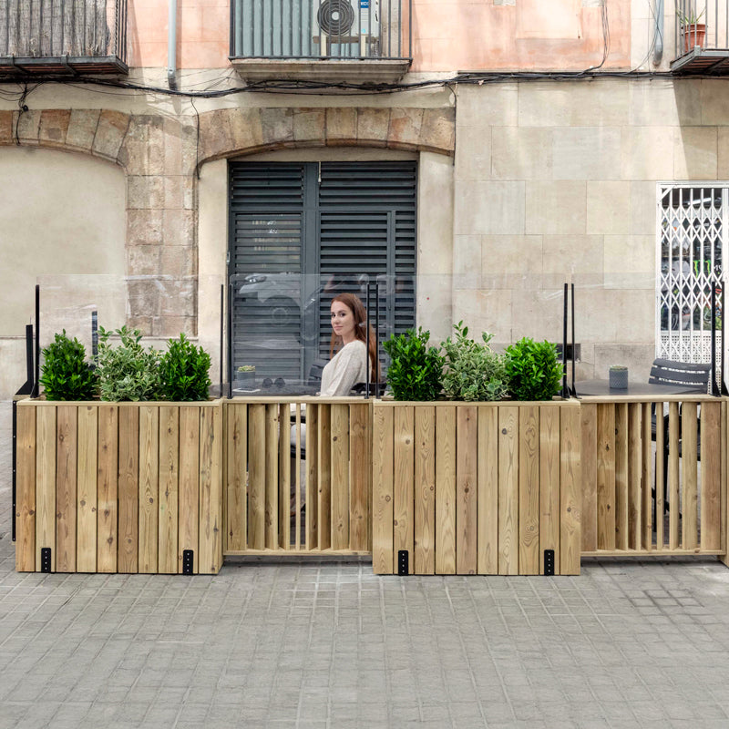 Jardinera de madera fija anclada al suelo, ideal para separar espacios en terrazas y jardines. Medidas 75x24x80 cm.