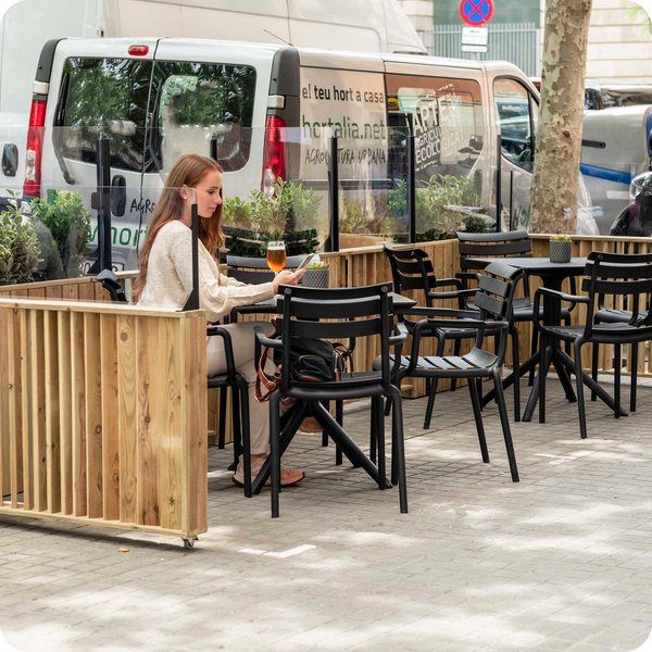 <p>Paravientos de metacrilato con altura de <strong>40 centímetros</strong></p>