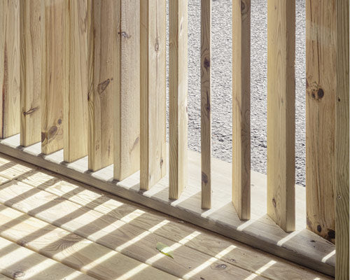 Barandilla fija de madera de 100x12x75 cm, ideal para separar espacios en terrazas y áreas de hostelería.